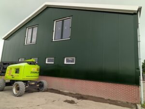 Reiniging groene gevelbeplating met hoogwerker — RBM Europe