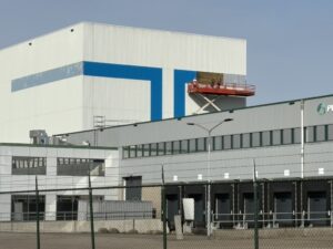 Reiniging industrieel gebouw gevelbeplating met hoogwerker — RBM Europe