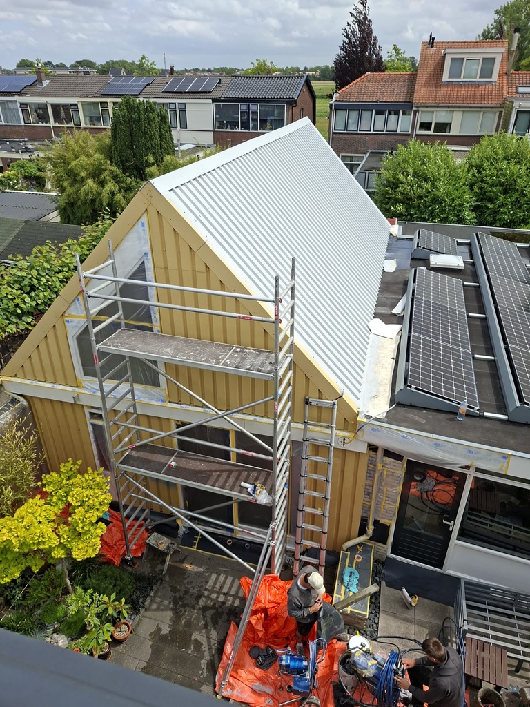 Renovatie woning met nieuwe gevelbeplating en steigers — RBM Europe Haarlem