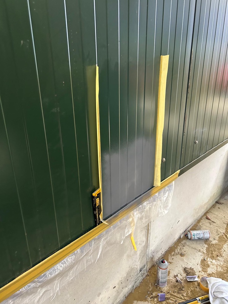 Spotrepair op groene gevelpanelen met afplakfolie — RBM Europe