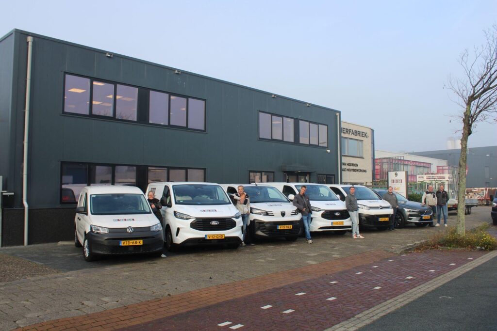 Het team van RBM Europe met het wagenpark bij het bedrijfspand